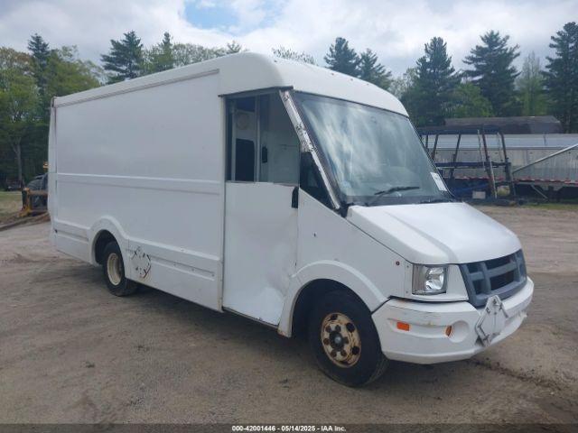  Salvage Isuzu Commercial Van