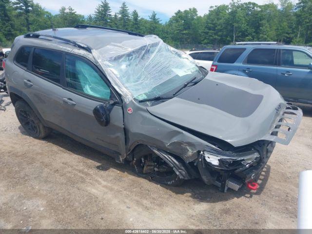  Salvage Jeep Cherokee