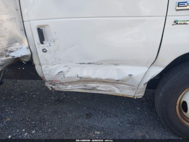 Ford E-350 Image 11