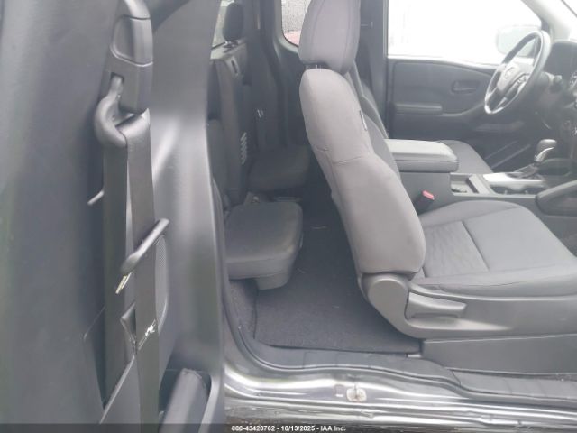 Nissan Frontier King Cab S 4x4 Image 8