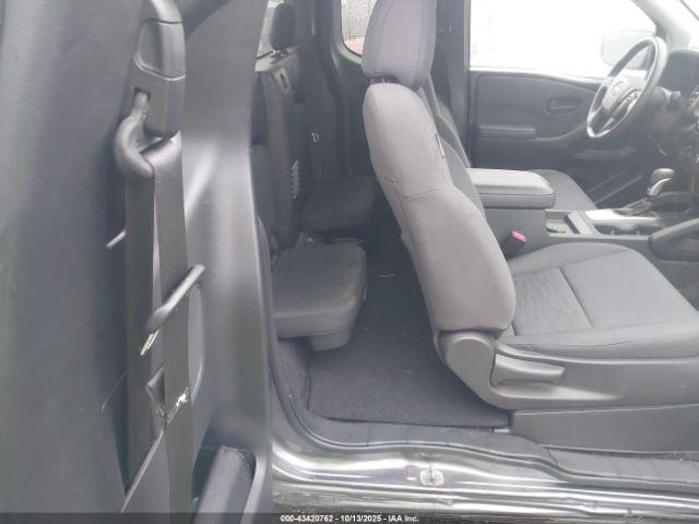 Nissan Frontier King Cab S 4x4 Image 8