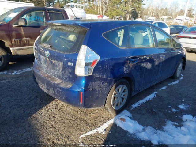 Toyota Prius v Three Image 19