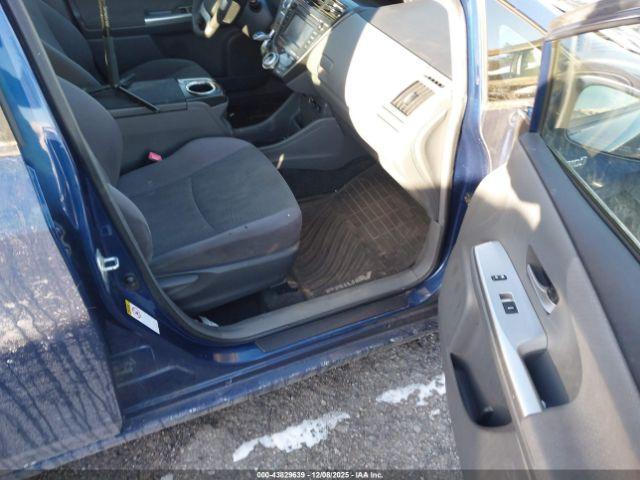 Toyota Prius v Three Image 4