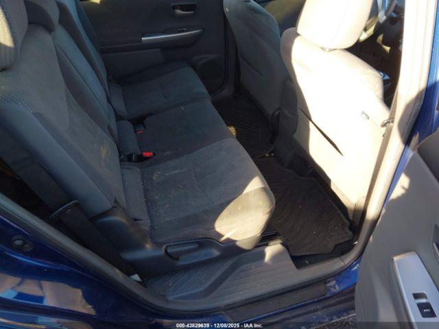 Toyota Prius v Three Image 12