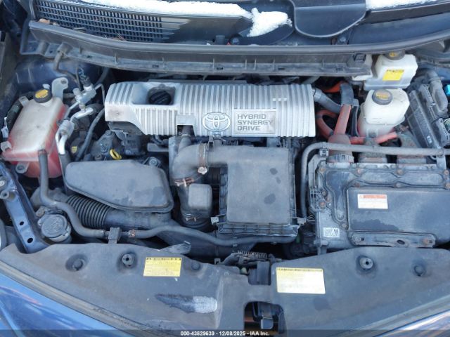 Toyota Prius v Three Image 6