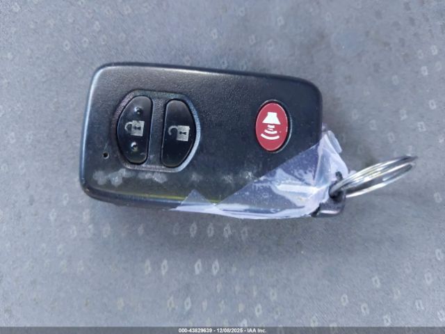 Toyota Prius v Three Image 8