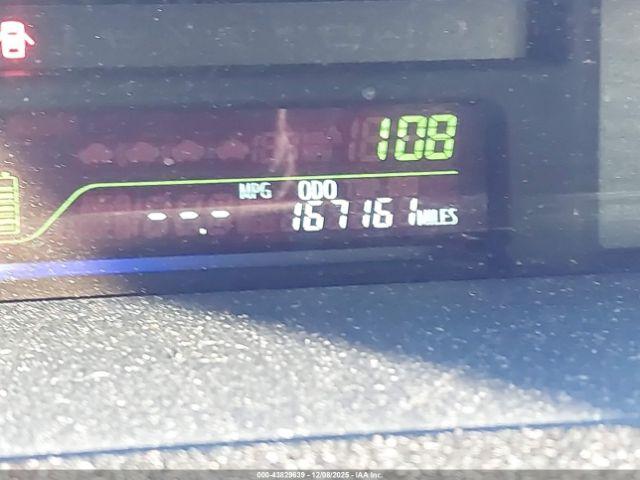 Toyota Prius v Three Image 15