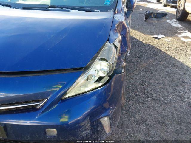 Toyota Prius v Three Image 18