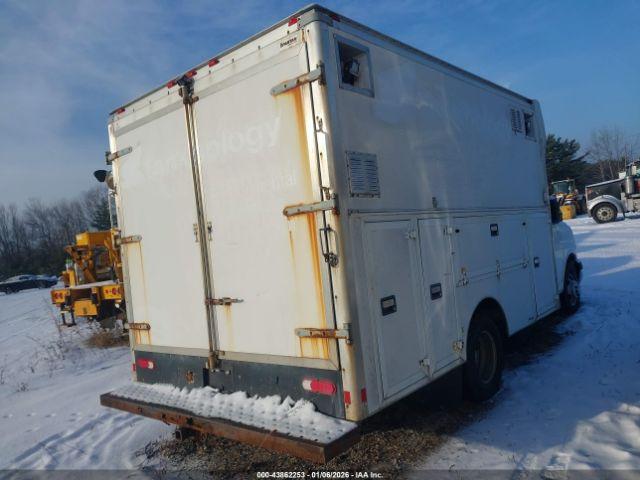 Chevrolet Express 3500 Image 15