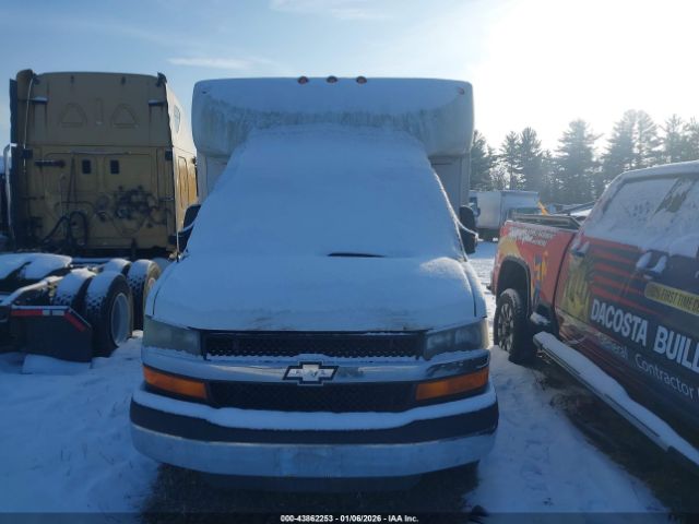 Chevrolet Express 3500 Image 12